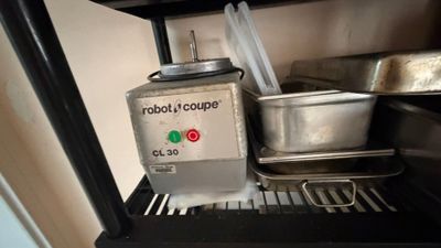 une image représentant un robot en train de cuisiner dans une cuisine professionnelle