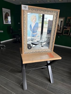 un tableau représentant une femme assise sur une table dans un salon