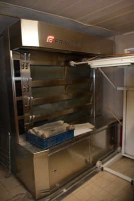 une grande cuisine professionnelle avec beaucoup d'équipements en inox