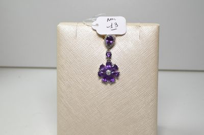 une image représentant un collier auquel est suspendue une fleur violette sur le côté