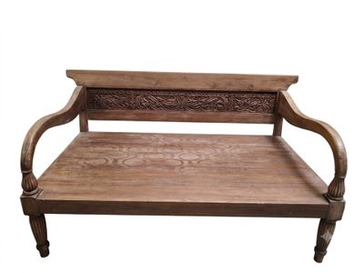 une photo d'un banc en bois dont le dossier est sculpté