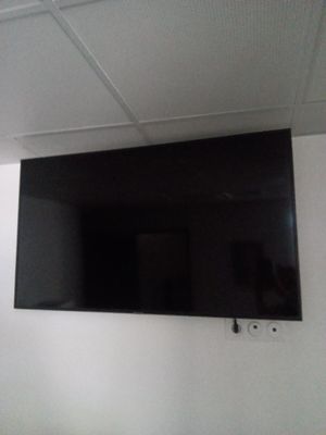 une télévision à écran plat fixée au mur dans la pièce
