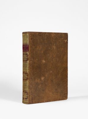un vieux livre posé sur une surface blanche