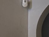 une photo d'une caméra de sécurité domestique fixée au mur