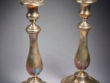 paire de chandeliers anciens en laiton sur fond gris