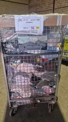 un panier d'achat contenant beaucoup d'articles