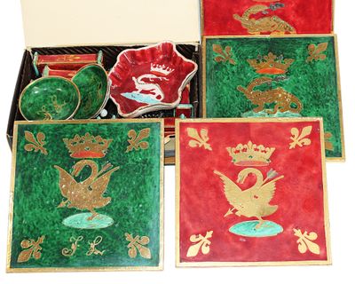 quatre boîtes contenant des objets décoratifs, posées sur une surface blanche