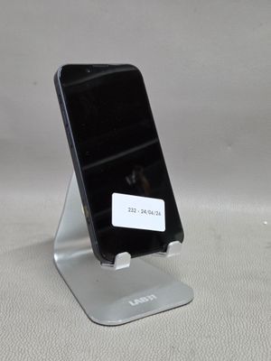 un téléphone portable posé sur un support et orné d'un autocollant
