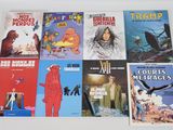 plusieurs livres sont alignés sur une surface blanche