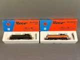 Deux trains miniatures sont rangés dans des boîtes posées sur une table