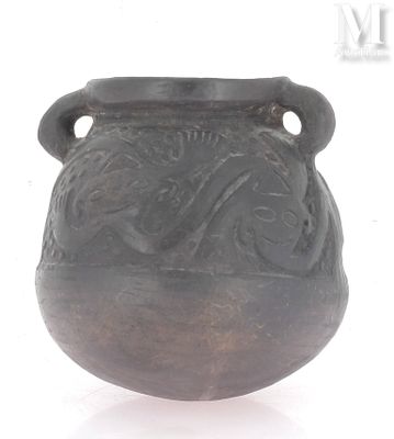 un vase noir orné d'un motif sur fond blanc