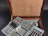 des couverts dans un coffret en bois sur fond noir