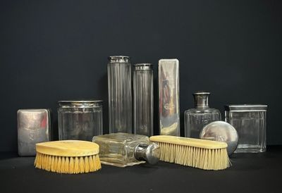 beaucoup de bocaux en verre et de pinceaux sur la table