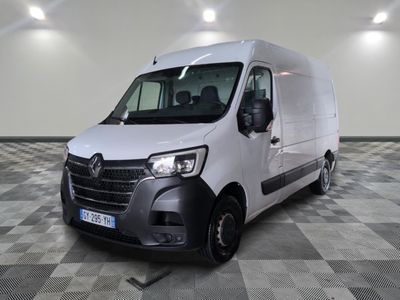 la photo d'une camionnette blanche sur un sol en damier