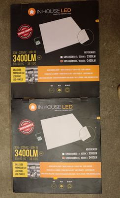 deux boîtes de LED blanches posées par terre l'une à côté de l'autre