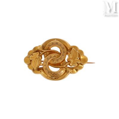 une image représentant une broche en or ornée d'un serpent