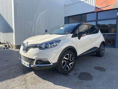 une Renault C-Cross blanche garée devant un immeuble