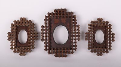 trois œuvres d'art accrochées au mur