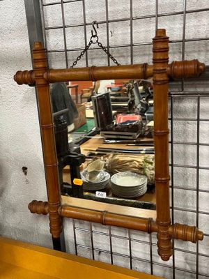 un miroir accroché au mur d'un magasin