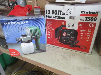 deux boîtes d'outils électriques sur une étagère