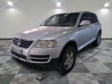 une photo d'un SUV Volkswagen argenté garé dans un garage