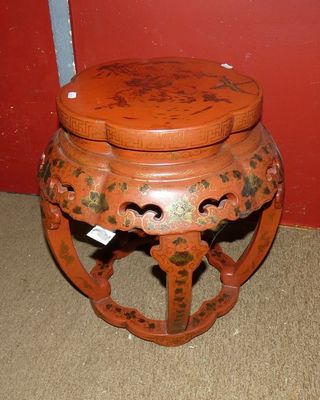 une petite table en bois surmontée d'un couvercle