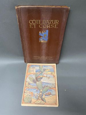 un vieux livre posé sur une table à côté d'un livre