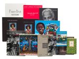 un grand nombre de livres posés sur une table