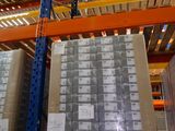 une grande quantité de cartons sur une palette dans un entrepôt