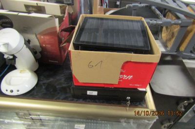 un panneau solaire posé sur une boîte, elle-même posée sur une table