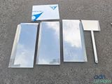 une image représentant un ensemble d'objets métalliques posés au-dessus d'un parking