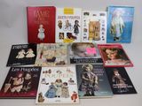 un grand nombre de livres posés sur une table