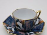 gros plan d'une tasse et d'une soucoupe sur une surface blanche