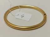 gros plan d'une bague en or portant une étiquette de prix