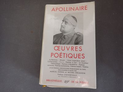 un livre intitulé « Œuvres poétiques » posé sur une table devant un fond noir