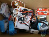 une boîte en carton remplie d'appareils électroniques et d'autres articles