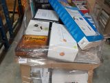 une pile de cartons posée sur une palette dans un entrepôt