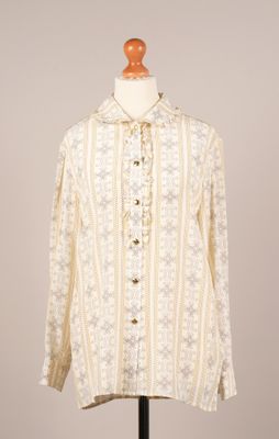 une chemise blanche sur un mannequin posé sur un socle