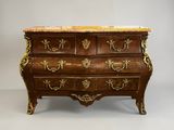 une commode ancienne avec un plateau en marbre