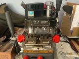 une machine posée sur une table