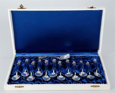 un lot de six verres à vin plaqués argent dans un coffret de présentation
