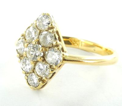 une photo d'une bague sertie de plusieurs diamants sur un fond blanc