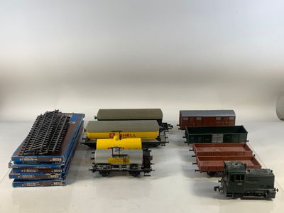 Plusieurs petits trains sont alignés les uns à côté des autres sur une table