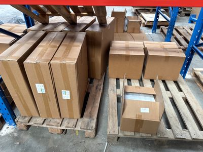 plusieurs boîtes sur une palette dans un entrepôt