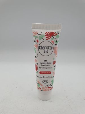 un gros plan d'un tube de dentifrice posé sur une surface blanche