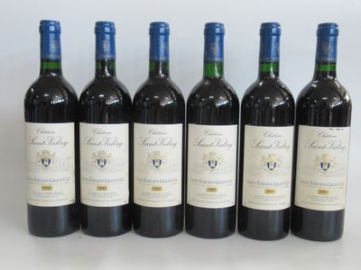 six bouteilles de vin rouge alignées