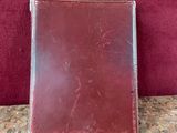 un portefeuille en cuir marron posé sur une table