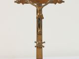 une croix en or surmontée d'une couronne
