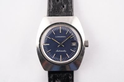 une image d'un gros plan d'une montre-bracelet sur une surface blanche