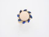 une image représentant une bague ornée de pierres bleues et blanches